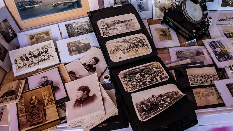 Una genealogista busca imágenes antiguas en el Rastro madrileño para reconstruir la historia de sus protagonistas - Telediario 1 | Ver