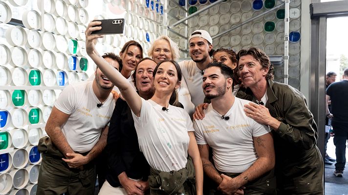 Un grupo de personas, la mayoría vestidas con camisetas blancas con el texto \"Somos Decomasters\", se toman una selfie. Palito Dominguín sostiene el teléfono frente a una pared colorida.