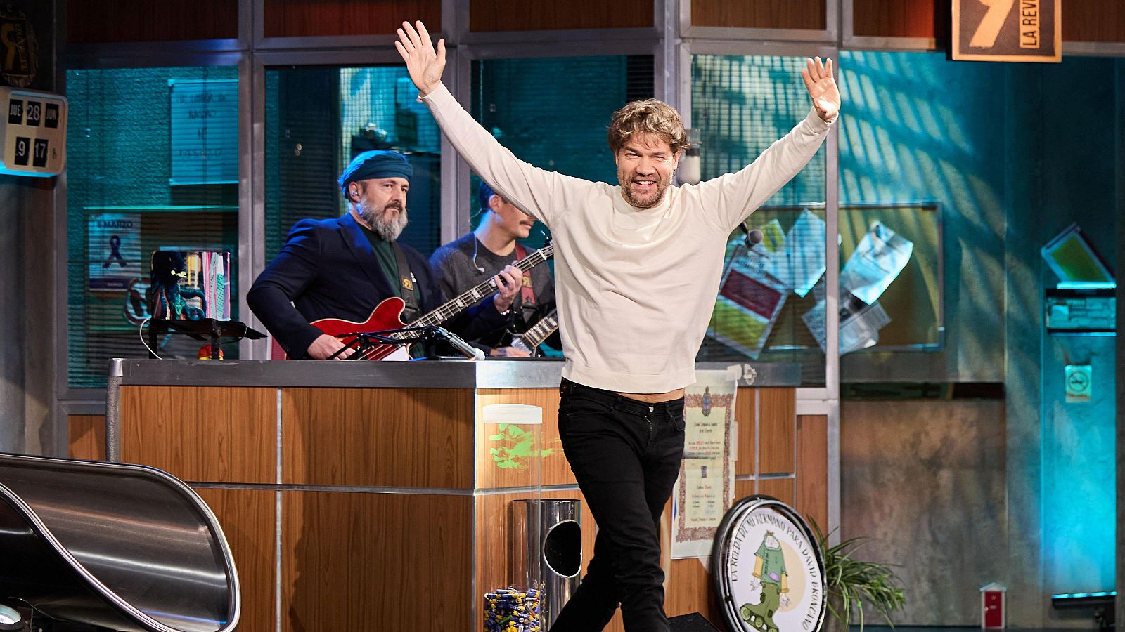 La Revuelta | Juan Dávila recibe el primer halago de su madre - La Revuelta | Ver