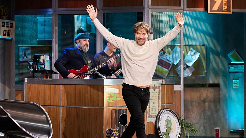 La Revuelta | Juan Dávila recibe el primer halago de su madre - La Revuelta | Ver