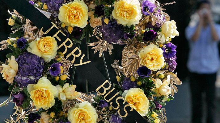 Telediario 1 - Fallece Jerry Buss