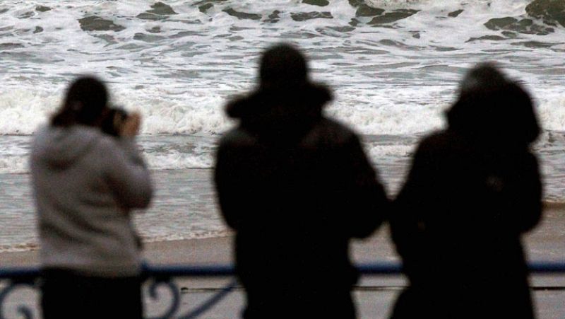 Posibles chubascos en Melilla y viento fuerte en litoral gallego