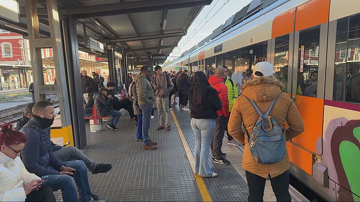 L'Informatiu - Un mes de mobilitat alterada pel caos de Rodalies