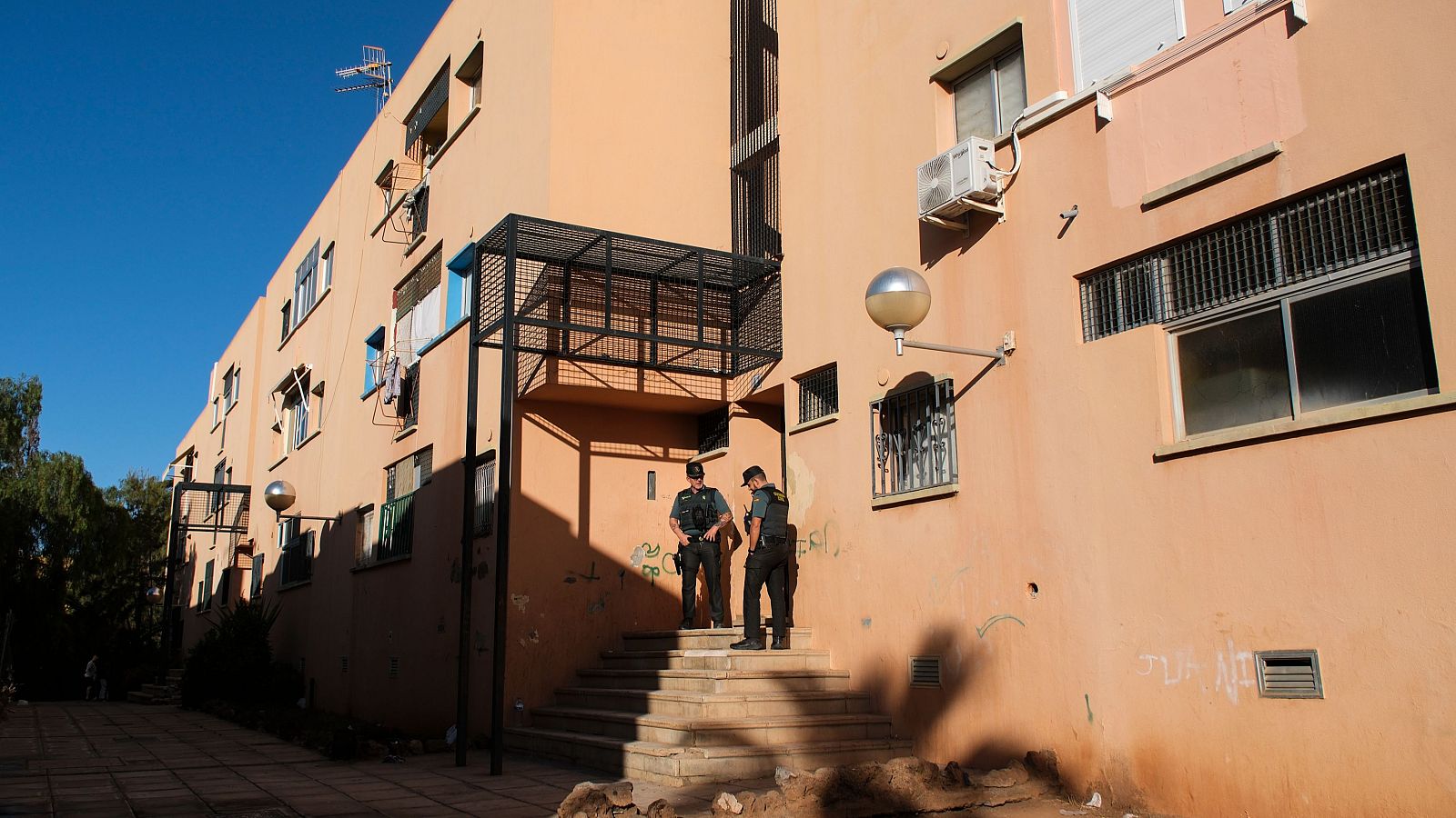 Un hombre mata a su hijo de diez años en Arona, Tenerife, y hiere de gravedad a la madre | Ver