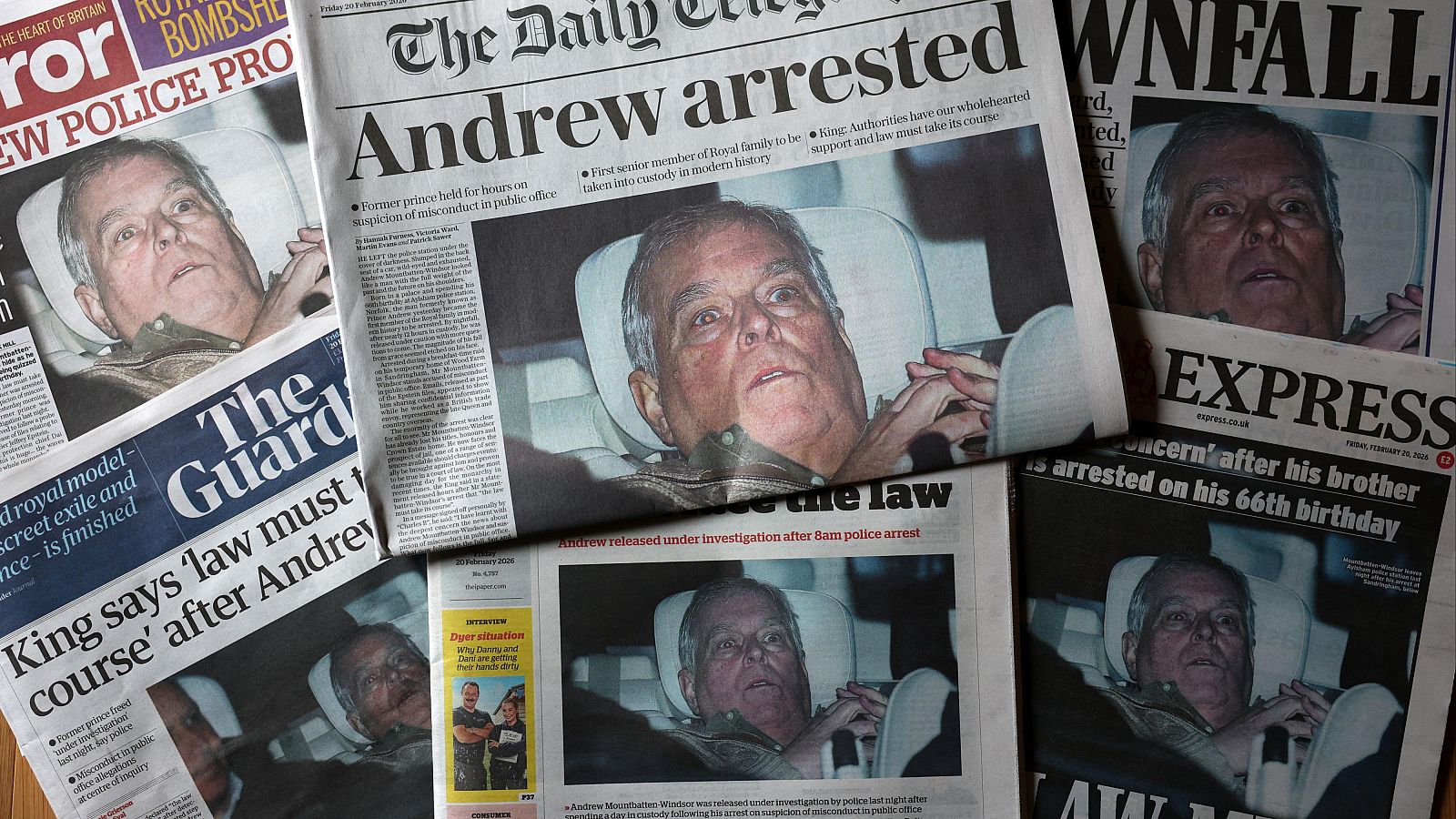 La foto del expríncipe Andrés al salir de comisaría: 'demoledor' para la familia real | Ver