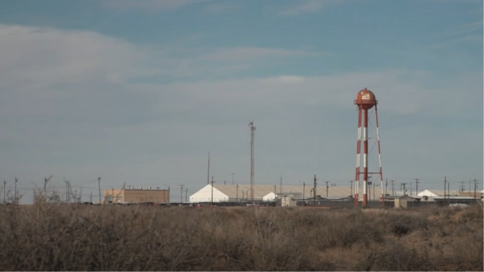 El centro de detención de migrantes de Texas en crisis | Ver