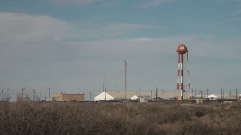 El centro de detención de migrantes de Texas en crisis | Ver