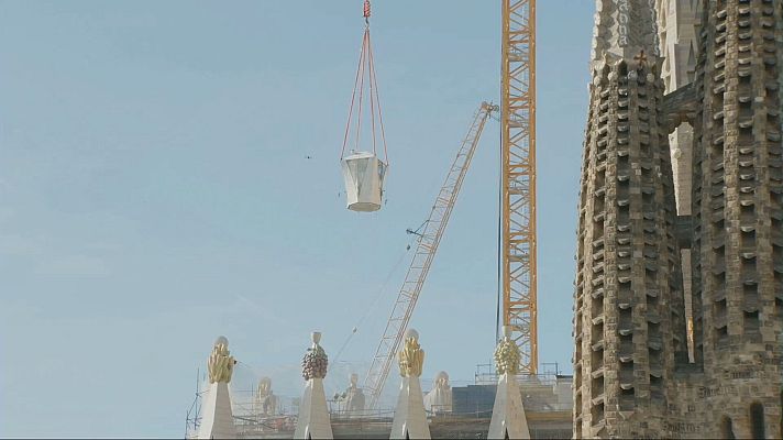 L'Informatiu - La Sagrada Família culmina la Torre de Jesús i assoleix els 172,5 metres d'alçada