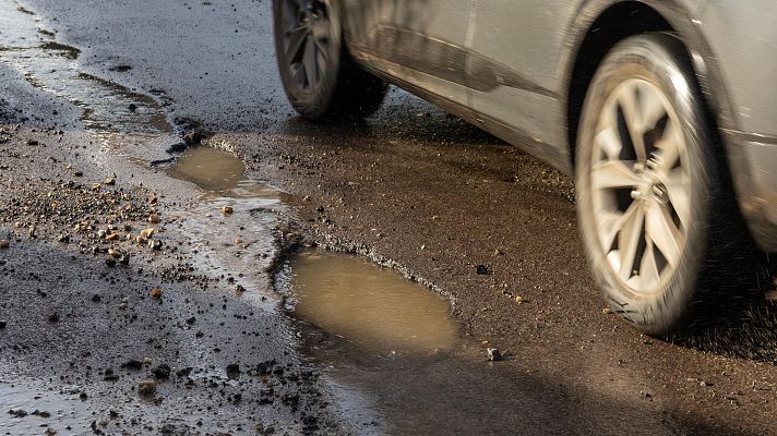 Telediario 1 - Más de la mitad de las carreteras españolas tienen agujeros, socavones y baches
