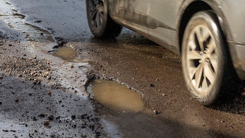 El 52% de las carreteras españolas presentan agujeros, socavones y baches - Telediario 1 | Ver
