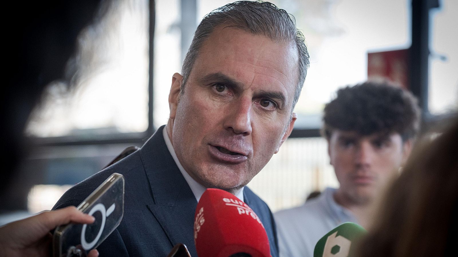 Ortega Smith avisa a la cúpula de Vox de que defenderá su honor incluso en los tribunales | Ver