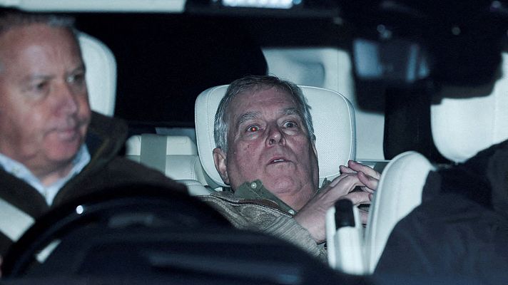 Telediario 2 - Guardia, suerte y oficio: cómo gestó Phil López la foto de la salida del expríncipe Andrés en Norfolk