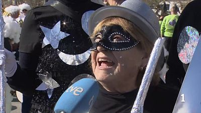 La Barceloneta acomiada el carnaval amb una rua multitudinària i plena de color