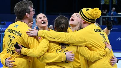 Suecia gana el oro olimpico de curling en el último lanzamiento
