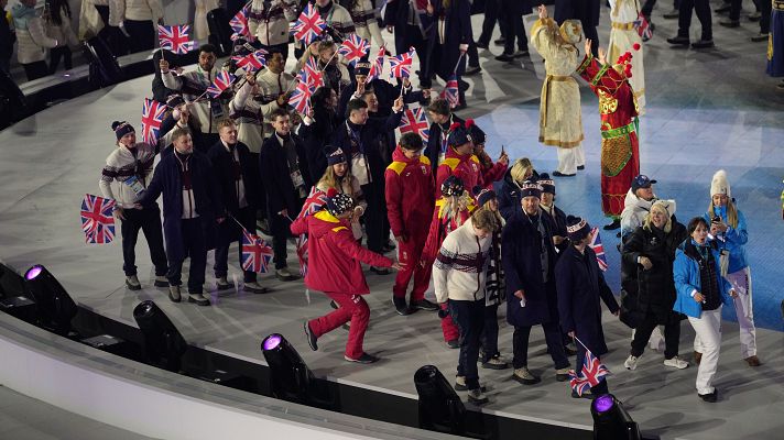  - Así desfilaron Oriol Cardona y Ana Alonso como abanderados españoles en la ceremonia de clausura de Milano Cortina