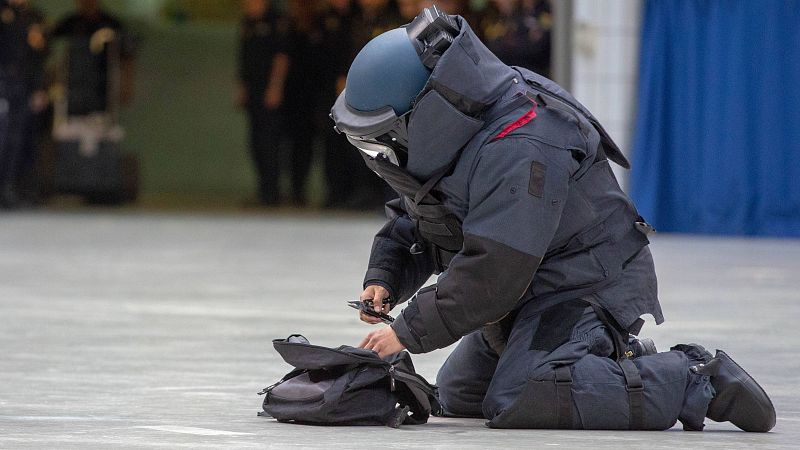 Los TEDAX llevan a cabo un simulacro en un vagón de cercanías - Telediario 1 | Ver