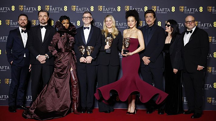 Telediario 1 - 'Una batalla' tras otra' gana seis premios Bafta 2026 y parte como favorita a los Oscar