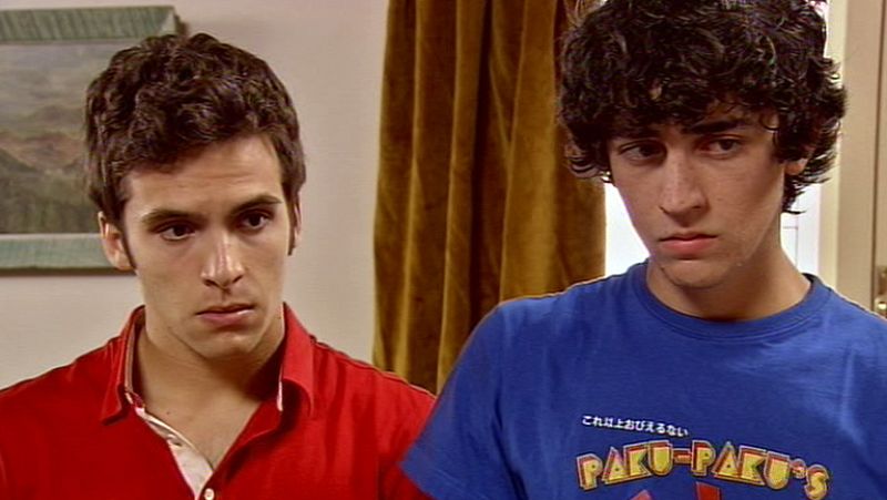 Josete ha acudido a una clínica para tratarse su problema con las ladillas y, para su sorpresa, se encuentra a su padre... ¿tienen ambos el mismo problema?