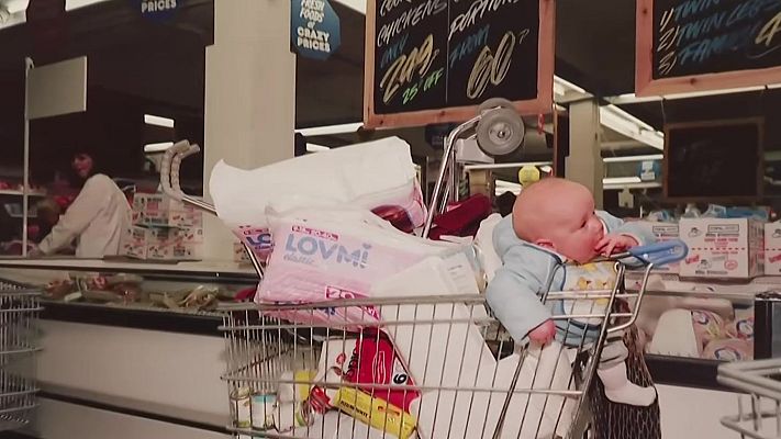 Telediario 2 - Ironía y crítica a la sociedad consumista: París acoge una exposición de Martin Parr, el fotógrafo del caos