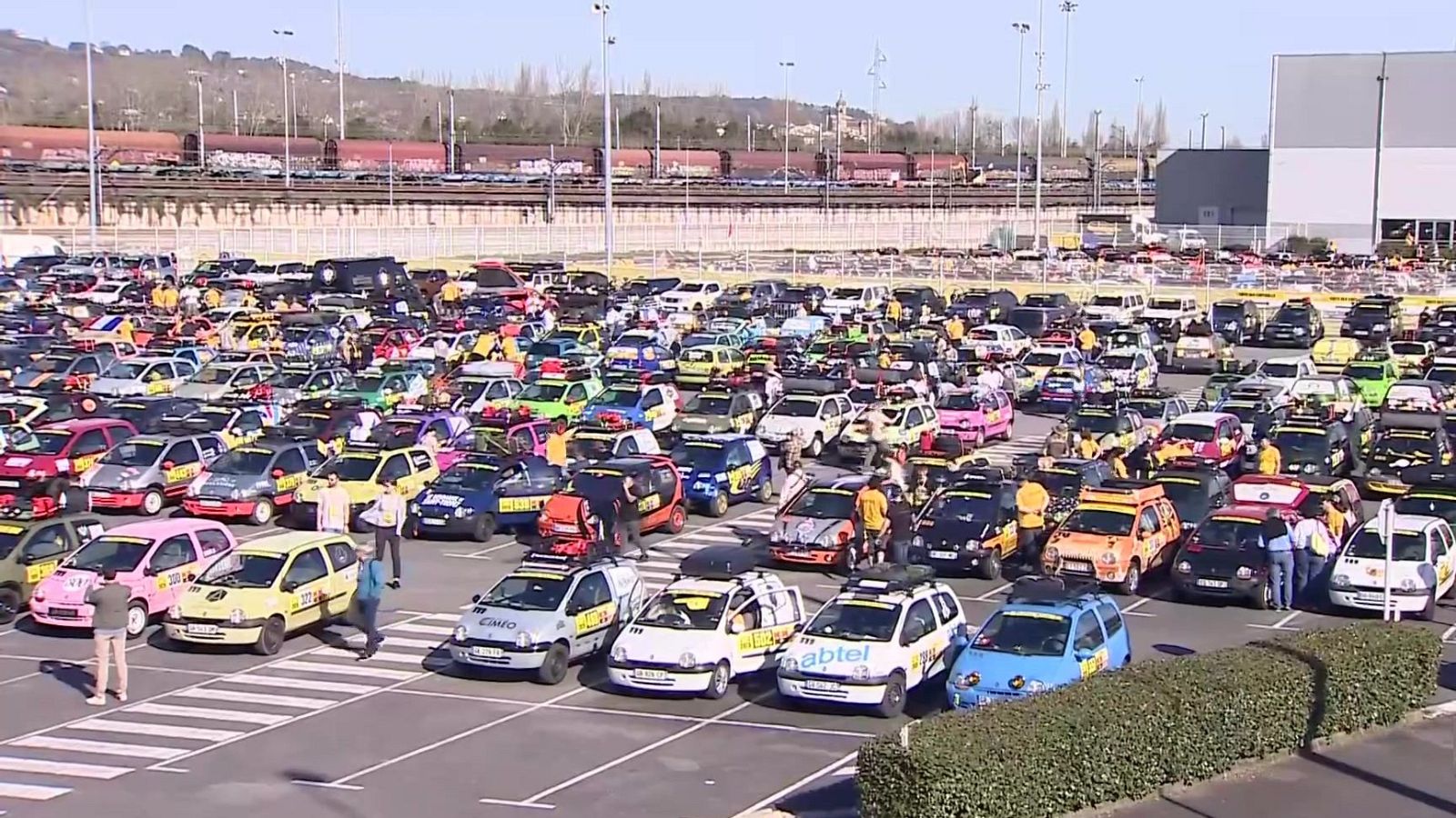 Un ejército de Twingos solidarios parten de Gipuzkoa rumbo a Marrakech | RTVE Play - Ver ahora