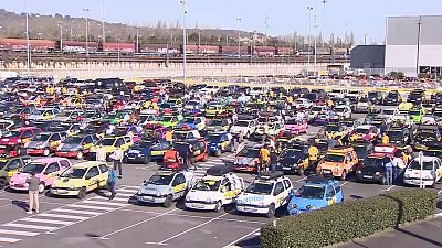 Un ej�rcito de Twingos solidarios parten de Gipuzkoa rumbo a Marrakech | RTVE Play - Ver ahora