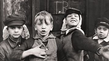 La mirada tierna y divertida de Helen Levitt recorre las calles de Nueva York