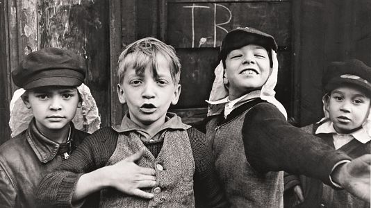 La mirada tierna y divertida de Helen Levitt recorre las calles de Nueva York