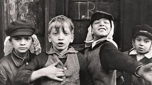La mirada tierna y divertida de Helen Levitt recorre las calles de Nueva York