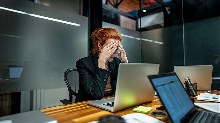 La economía - La periodista y premio Pulitzer Mar Cabra aborda el síndrome 'burnout' en su libro 'Vivir a tiempo completo'