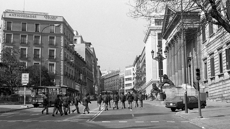 Este miércoles cualquier ciudadano podrá leer los documentos, secretos hasta ahora, del 23-F. Estarán colgados en la web de la Moncloa. Se espera la desclasificación de más de 100 documentos procendentes de los archivos de los ministerios de Defensa, Interior y Asuntos Exteriores.