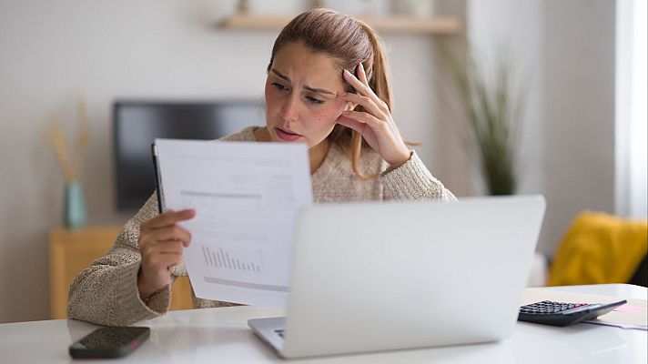 Telediario 1 - Cada vez es más caro mantener un hogar: consume 43 euros de cada 100 que ingresamos