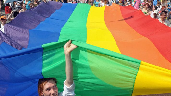 Telediario 1 - Las parejas alemanas de homosexuales ya pueden adoptar niños