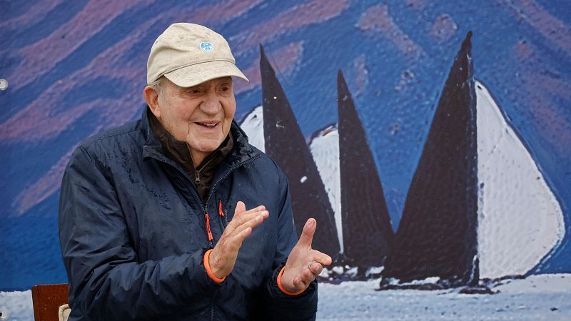 24 horas después de que los documentos desclasificados del 23-F confirmaran el papel del rey frente a la intentona golpista, el líder del PP, Alberto Núñez Feijóo, ha pedido que Juan Carlos I vuelva a España. Feijóo dice que el emérito debería pasar la última etapa de su vida con dignidad, en su país. El Gobierno responde que nunca le ha negado la entrada.