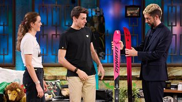 Oriol Cardona y Ana Alonso ofrecen a Broncano un regalo para compartir con Felipe VI