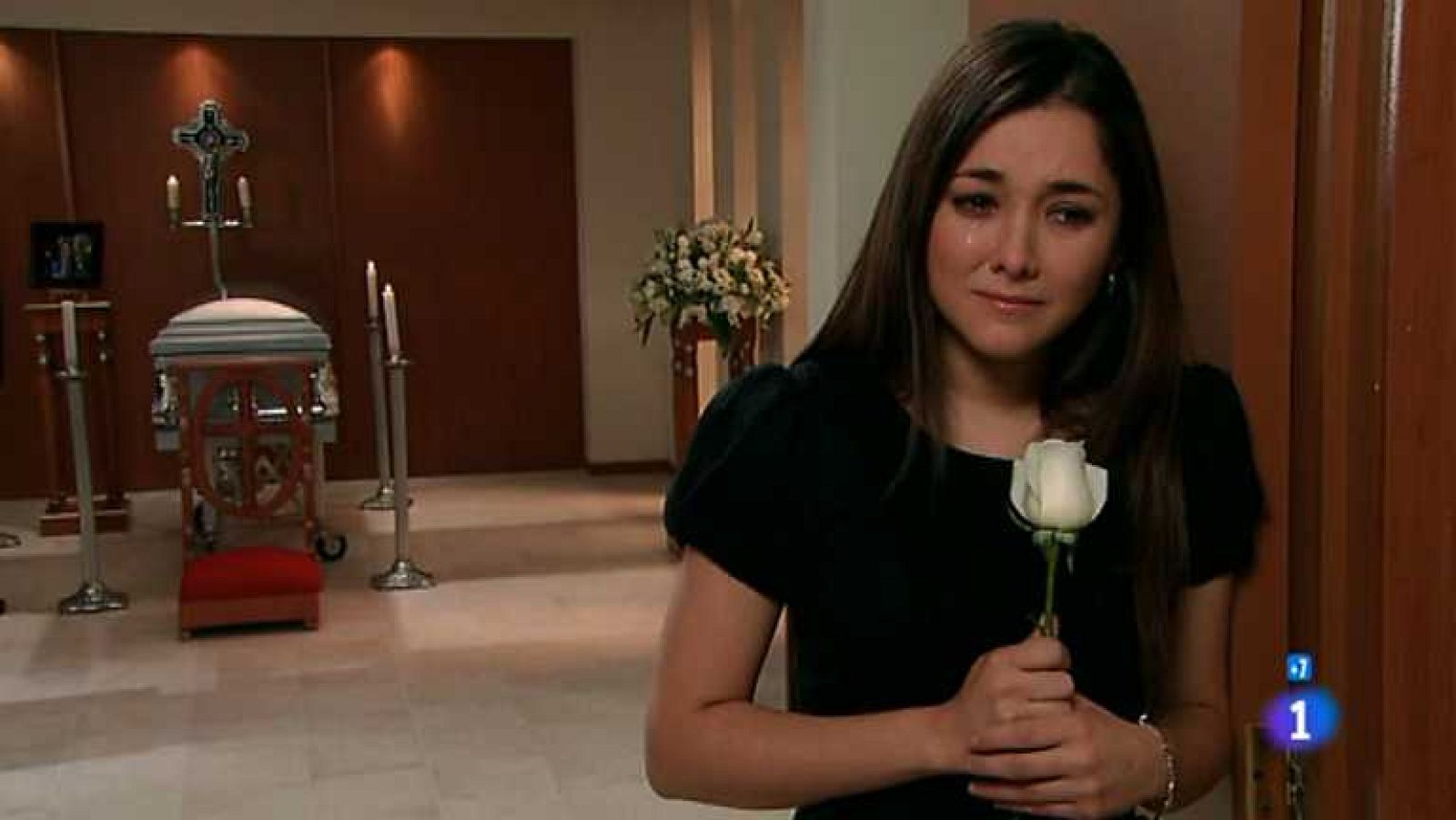 Amores verdaderos - Capítulo 91 - Todos asisten al sepelio de Cristina, Liliana no puede controlar el llanto - ver ahora