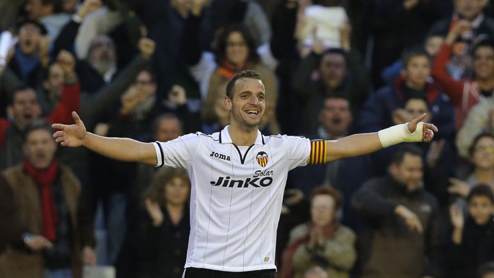 El árbitro que perdió el bazo después de ser agredido por un jugador el pasado fin de semana durante un partido de segunda regional valenciana evoluciona favorablemente. El presidente del Silos ha ido al hospital a visitar al menor agredido,  quien d