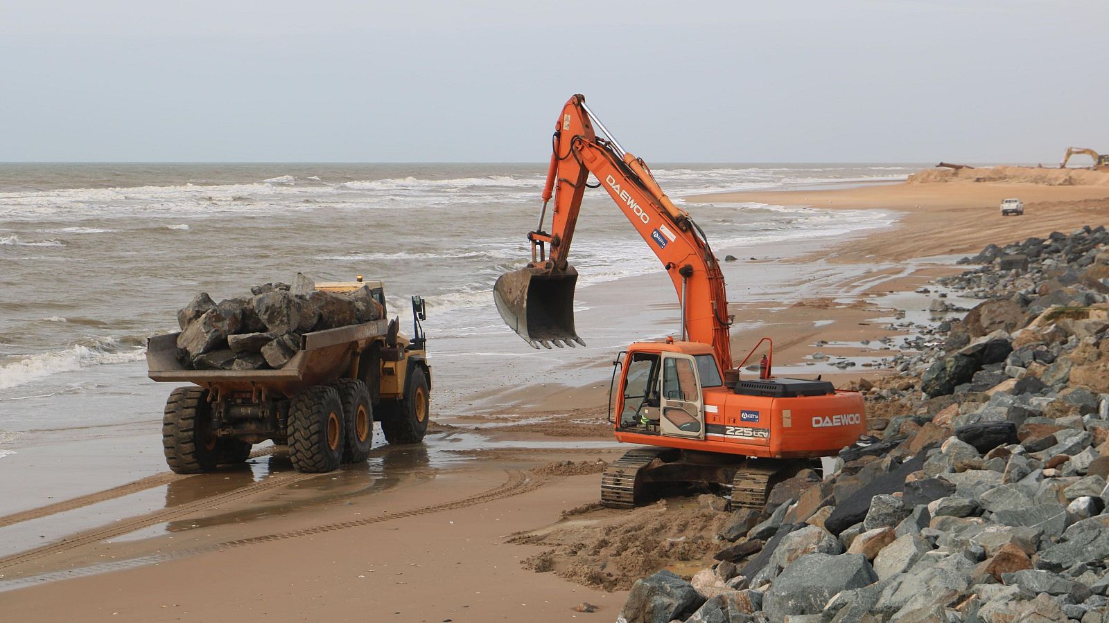 La erosión del mar pone en peligro la primera linea de playa - Telediario 1 | Ver