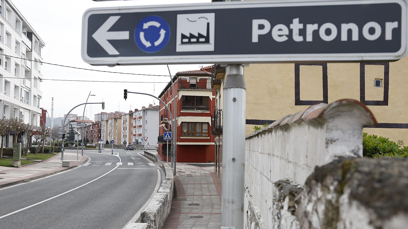 La policía avisa a los vecinos de Muskiz por la toxicidad del aire | Ver