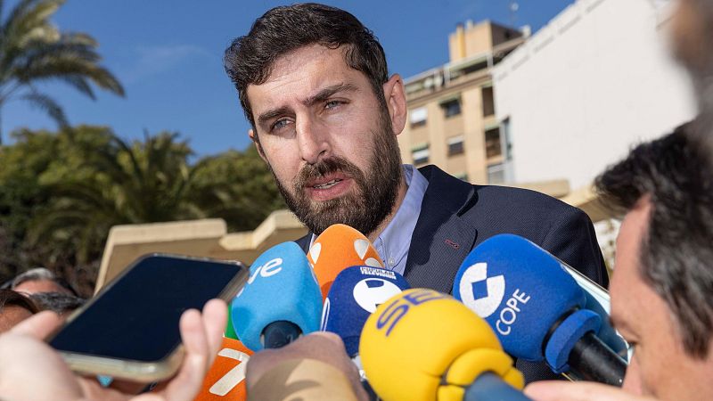 El exl�der de Vox en Murcia, Jos� �ngel Antelo, asume su cese pero mantiene el acta y se�ala a Abascal como responsable