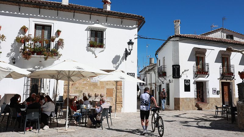 Entrevista a Rodrigo Fernández, gerente del bar Rumores de Grazalema - La tarde en 24h | Ver