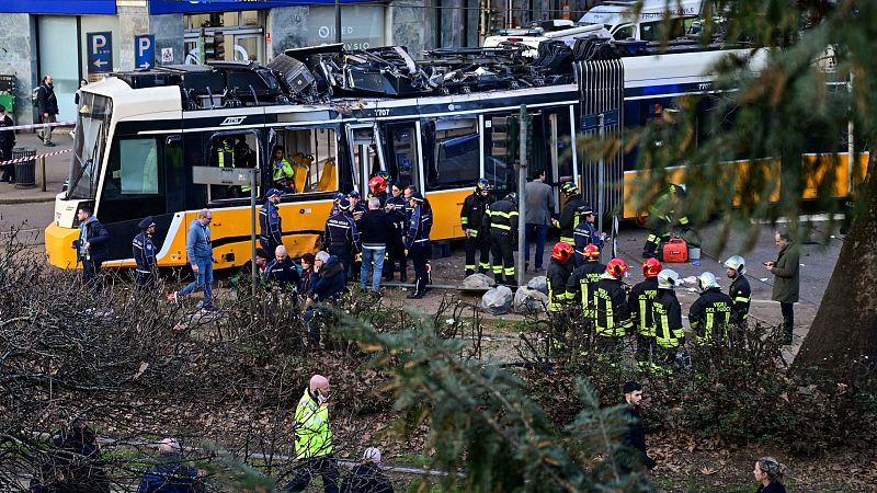 Al menos dos muertos al descarrilar un tranvía en Milán | Ver