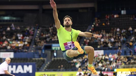 Eusebio C�ceres vuela hacia su octavo t�tulo de camp�on de Espa�a de salto longitud bajo techo con m�nima mundialista