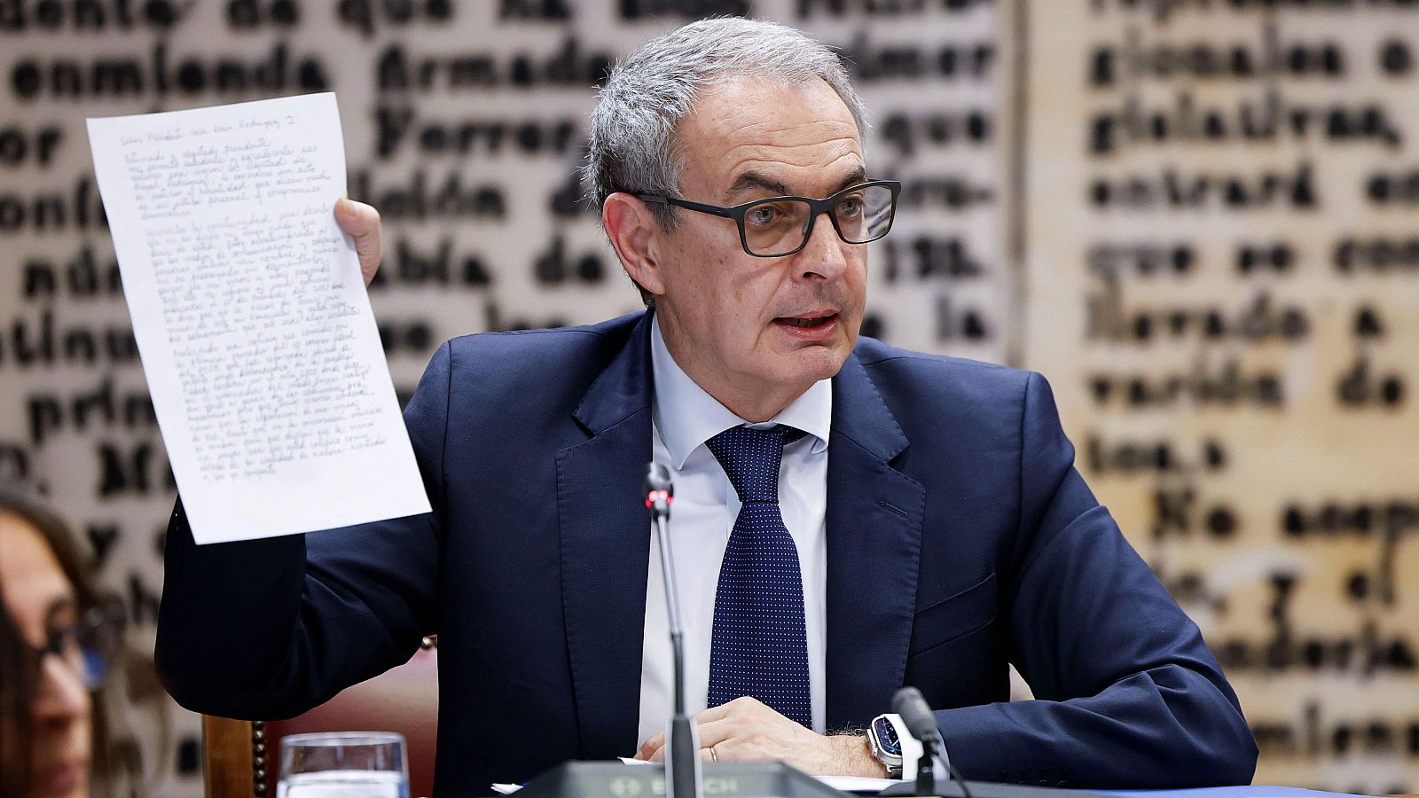En plena campaña electoral en Castilla y León, el PP ha citado en la comisión Koldo del Senado al expresidente del Gobierno José Luis Rodríguez Zapatero. Los populares le acusan de intervenir en el rescate de Plus Ultra. Zapatero lo ha negado y ha dicho ser objeto una campaña de de