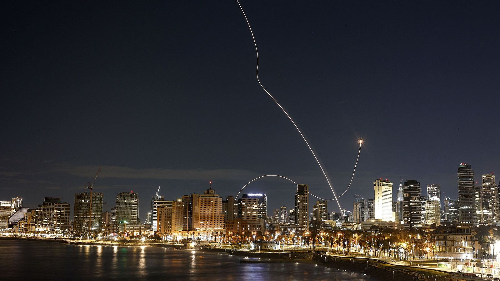 Los ataques iraníes sobre Israel logran burlar el sistema de defensa hebreo - Telediario 2 | Ver