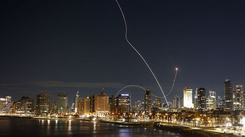 Los ataques iraníes sobre Israel logran burlar el sistema de defensa hebreo - Telediario 2 | Ver