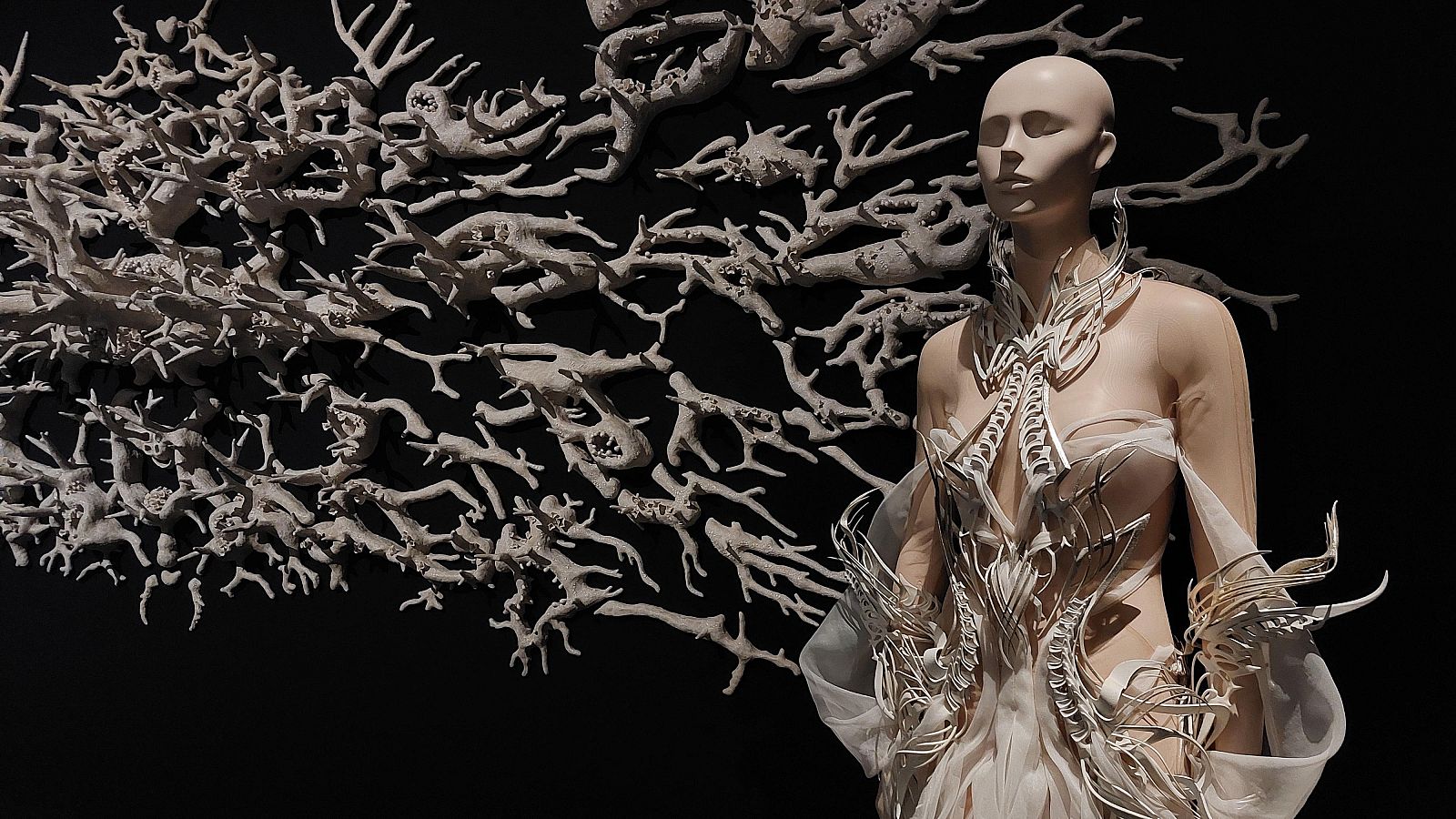 Metrópolis - Iris Van Herpen - Metrópolis | Ver