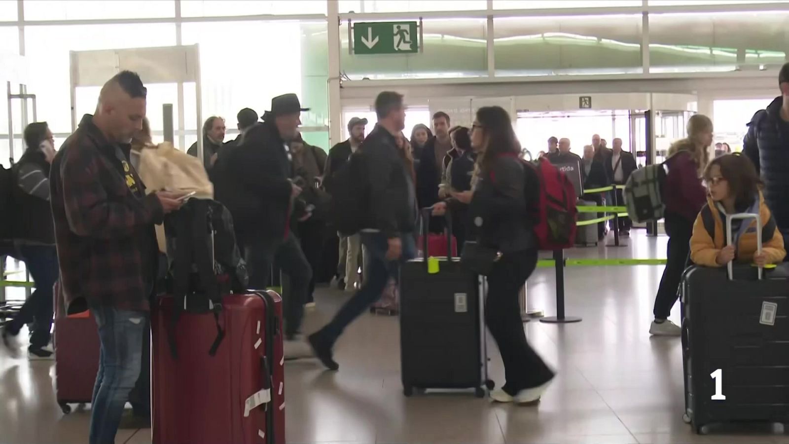 Incertesa entre els viatgers atrapats als aeroports del golf Pèrsic