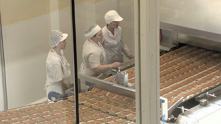 TeleCantabria - El papel clave de las mujeres en el desarrollo de la industria del sobao en Cantabria