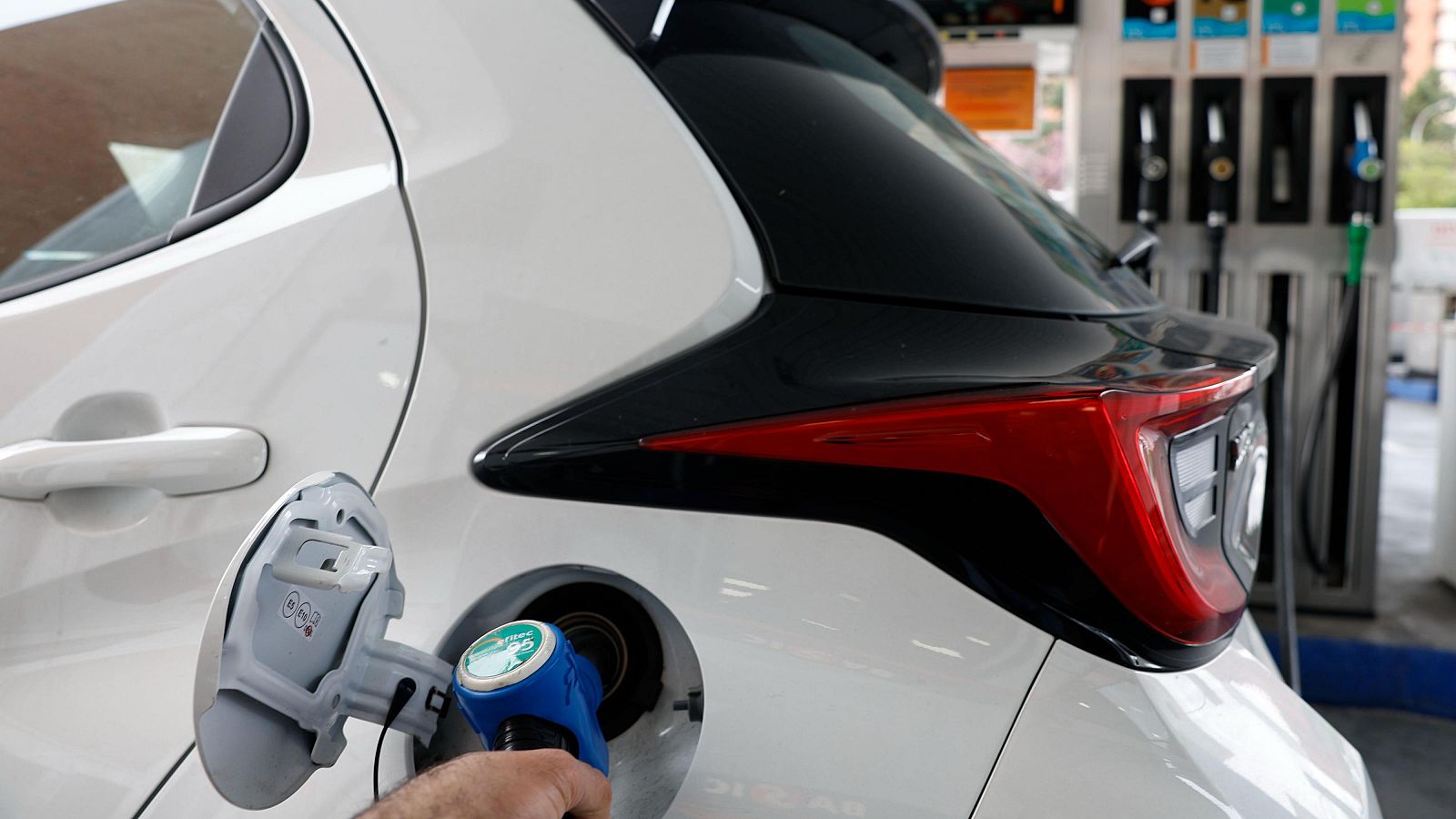 El precio del petróleo y el gas sube tras el estallido del conflicto. La gasolina ya está más cara que la semana pasada. La factura de la luz también podría encarecerse si la situación se mantiene. | Ver