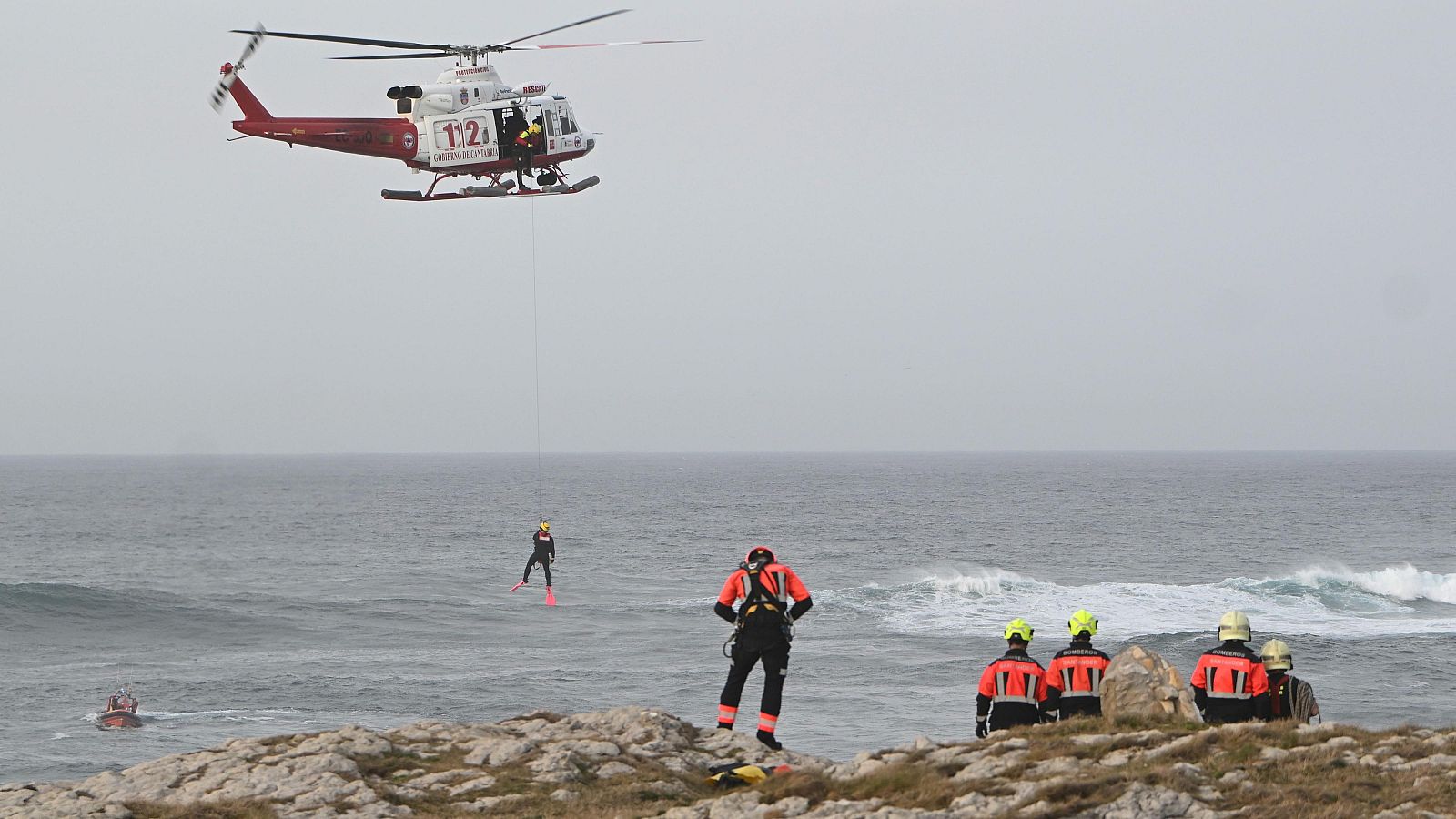Continúa la búsqueda de la joven que cayó al agua tras el colapso de una pasarela en Santander - Telediario 1 | Ver